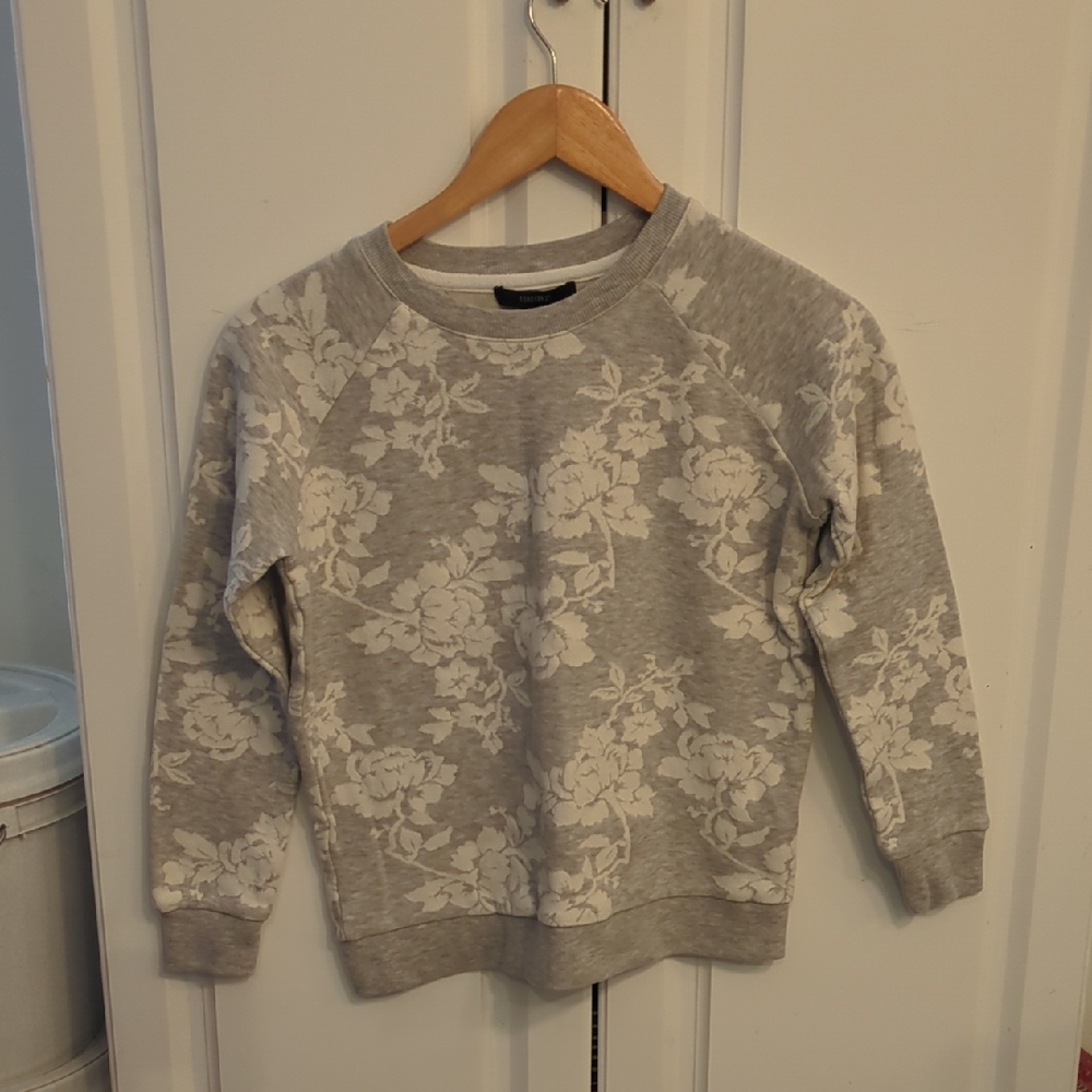 Forever 21 Gray Floral Crew Neck Sweater